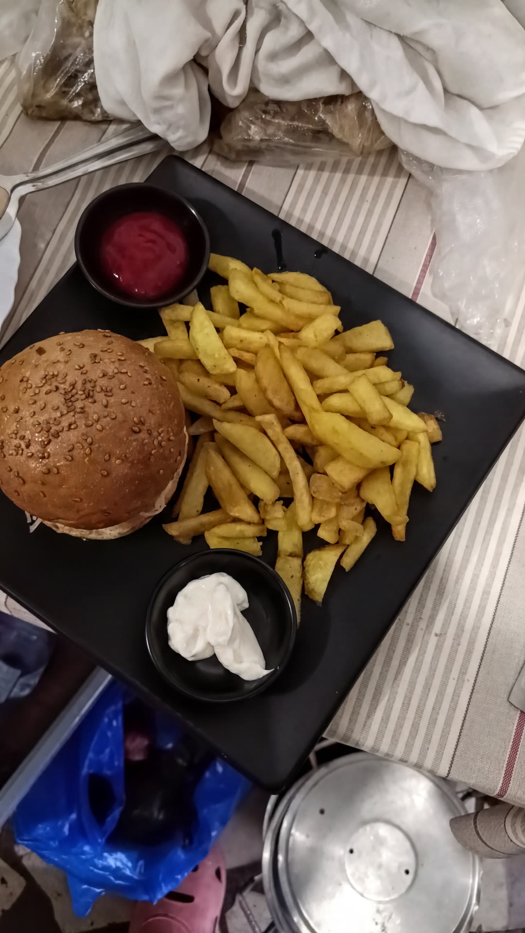 Hamburger accompagné de frites